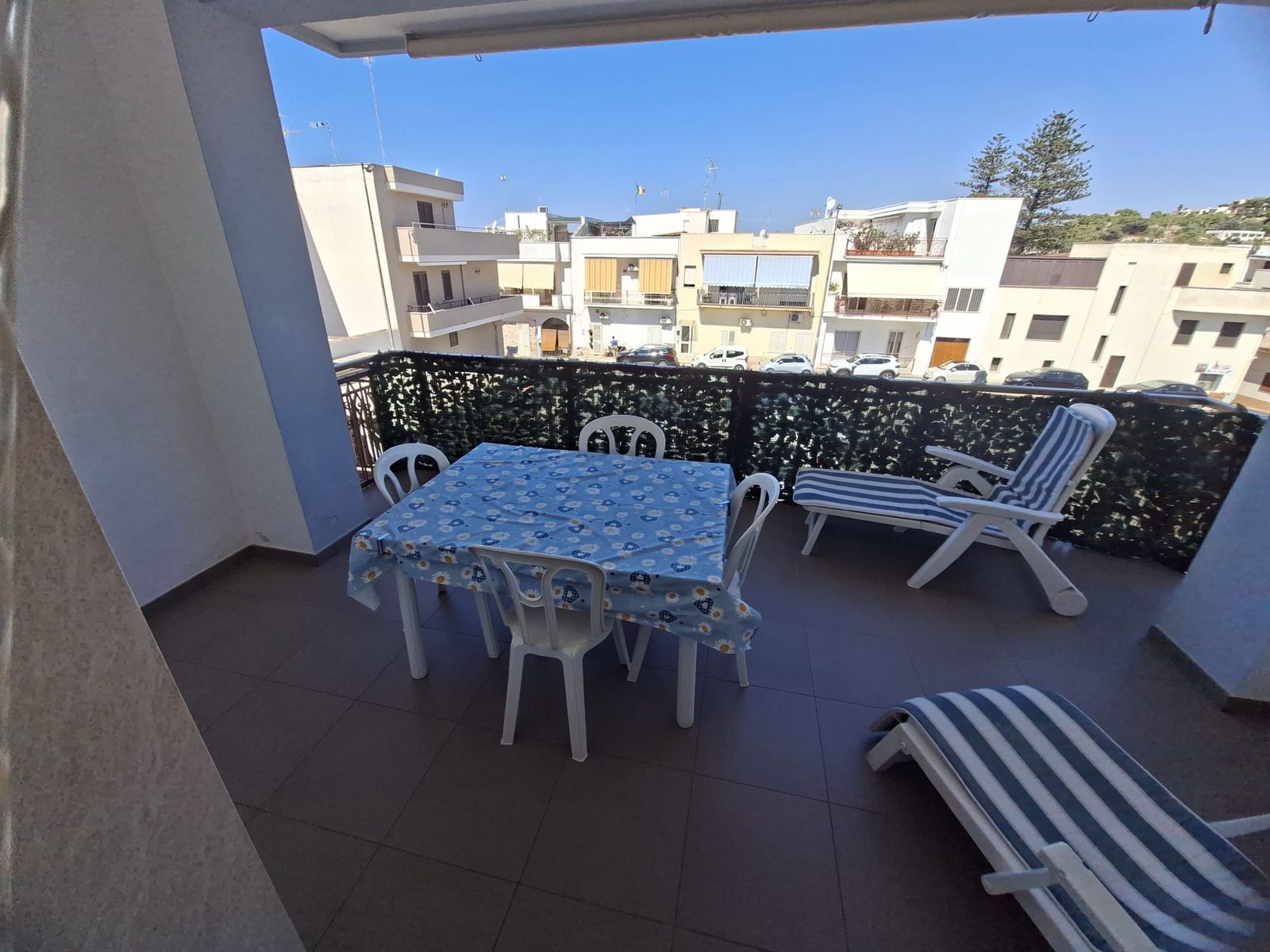 La veranda coperta del primo piano
